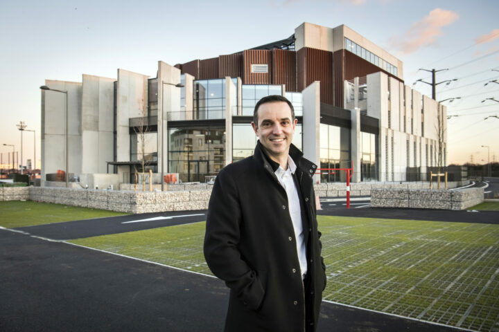 FRANCE – PORTRAIT – IVAN CARLUER POSANT DEVANT L’ESPACE MARTIN LUTHER KING GRAND PARIS